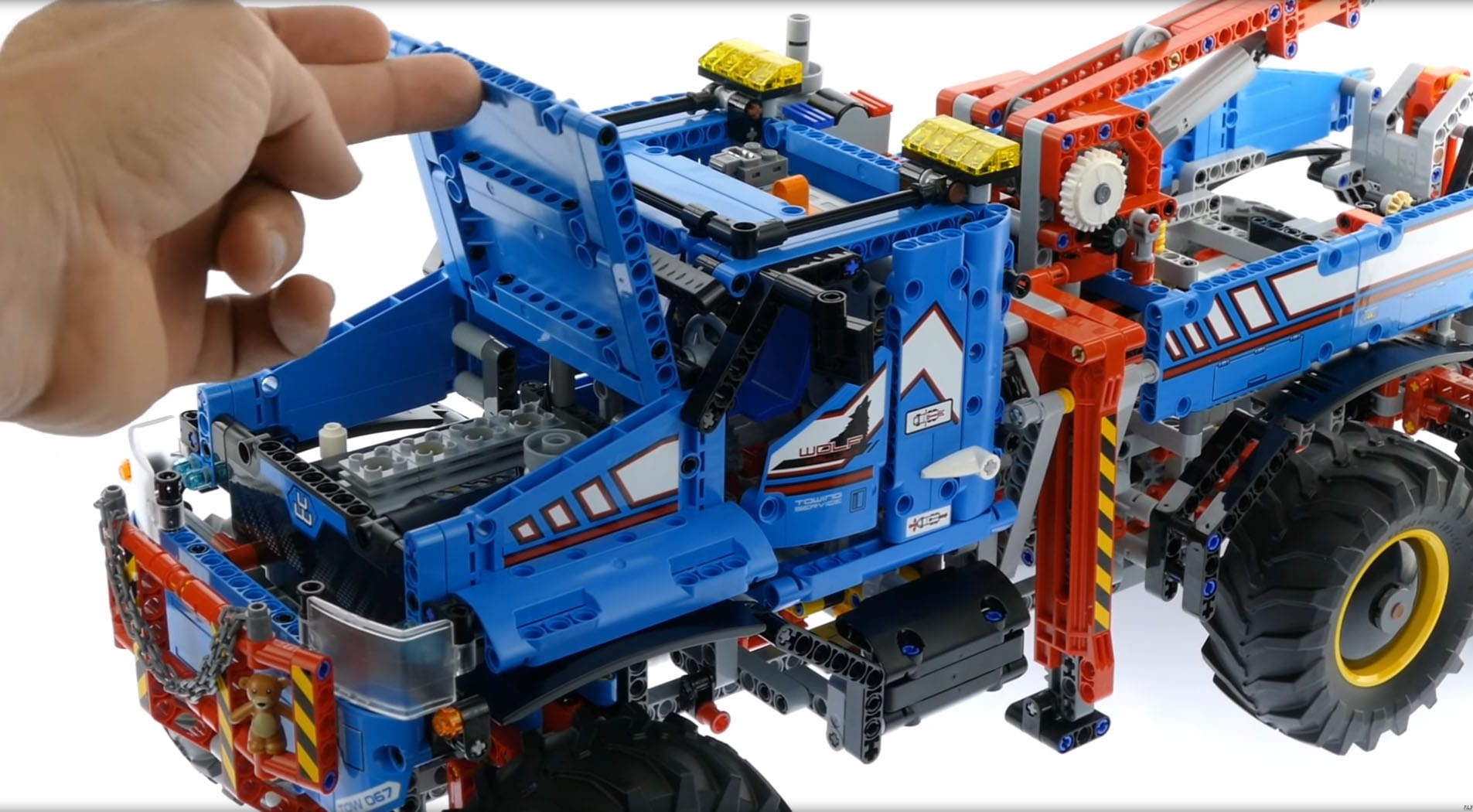 Lego Technic 42070 Поднимающийся капот с четырехцилиндровым двигателем